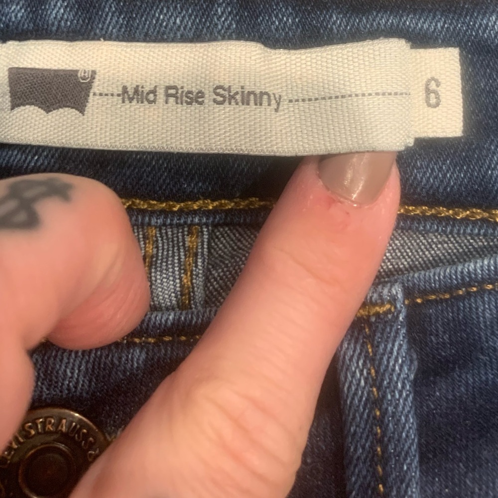 LEVI’S Mid Rise Distressed Skinny Jean - Picture 5 of 7